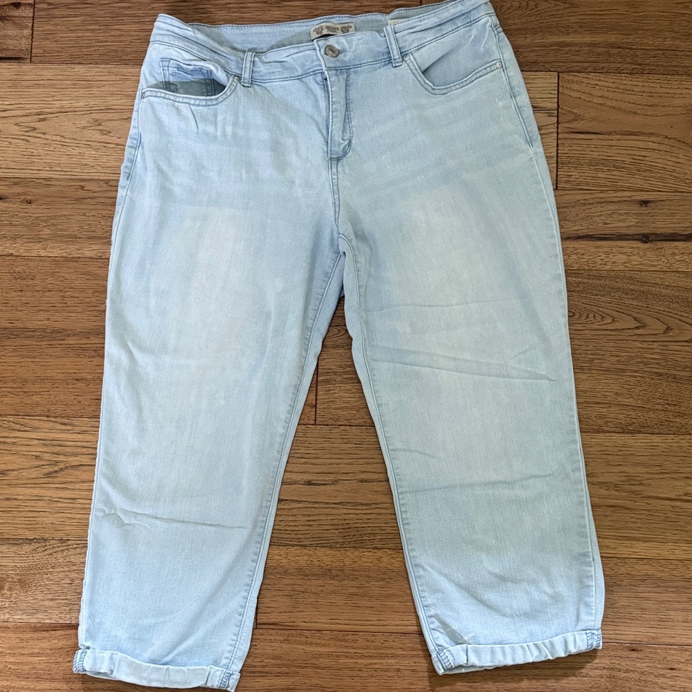 Women’s Light Wash Capri Jeans - Light Blue. Boho crop😊